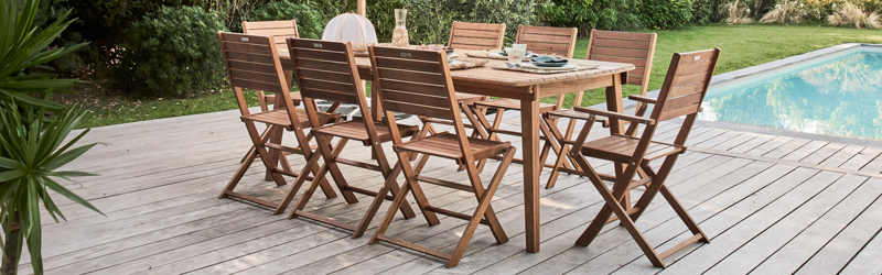 table et chaises de jardin en bois