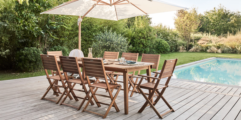 Ensemble table et fauteuils de jardin en bois