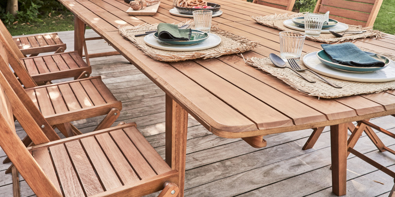 zoom sur la table et chaises de jardin en bois