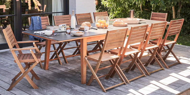 ensemble table et chaises de jardin en bois sur terrasse