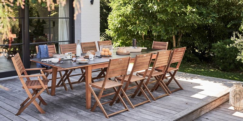 Ensemble table et chaises de jardin en bois