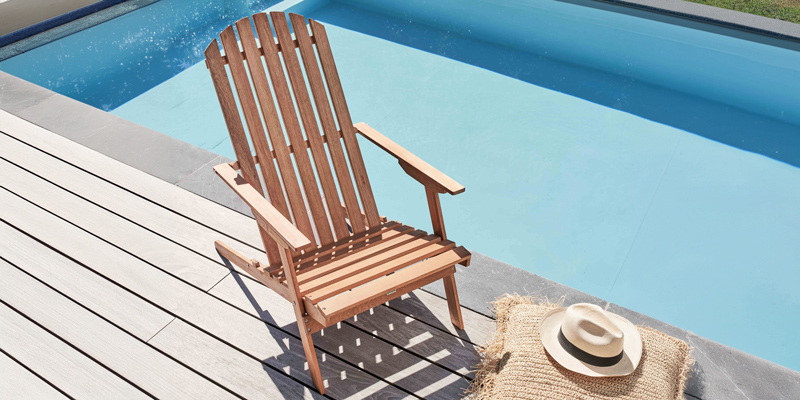 Fauteuil de jardin en bois près d'une piscine