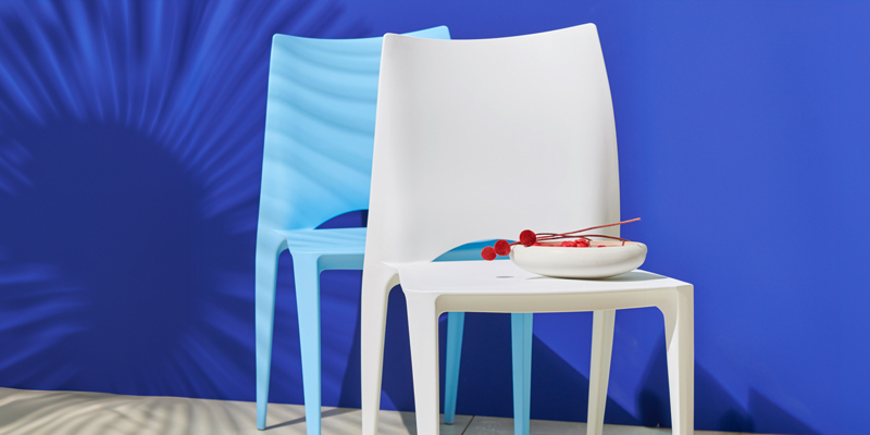 2 chaises de jardin en plastique bleu et blanc